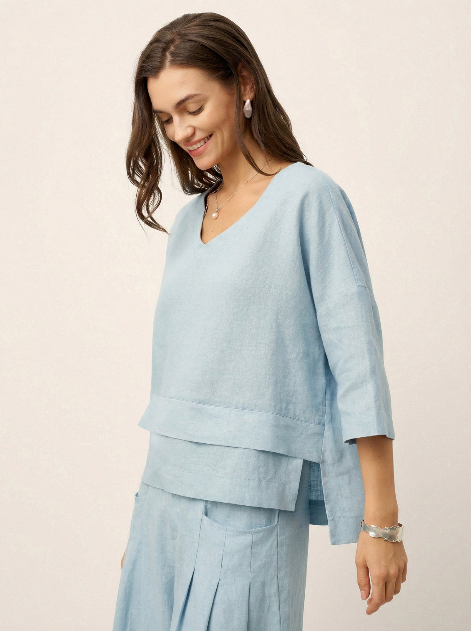 V-ringad linnetopp med lager-på-lager-fåll för dam-Tops for women-Fjallbarn