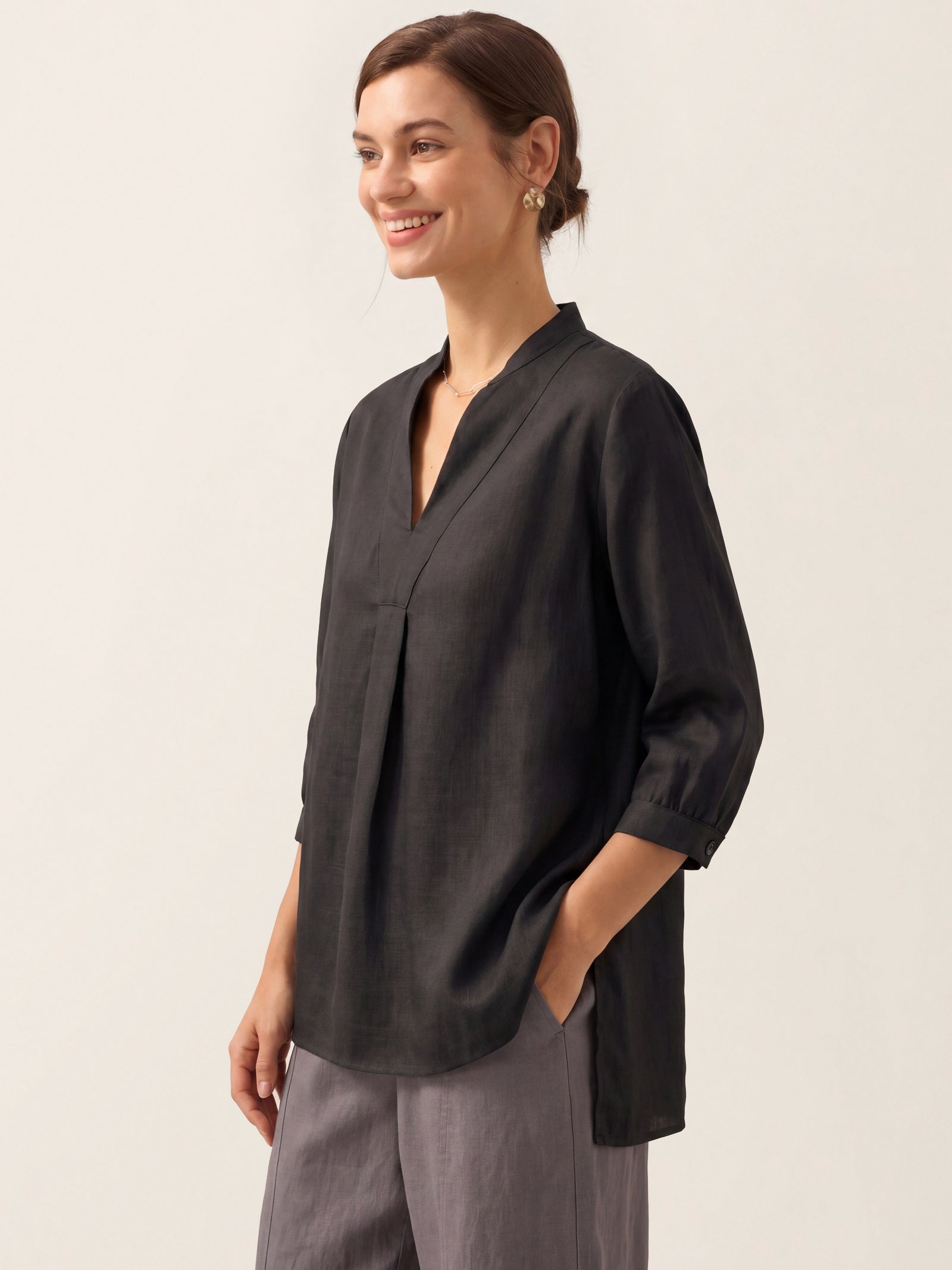 V-ringad linnetunika för dam-Shirts for women-Fjallbarn