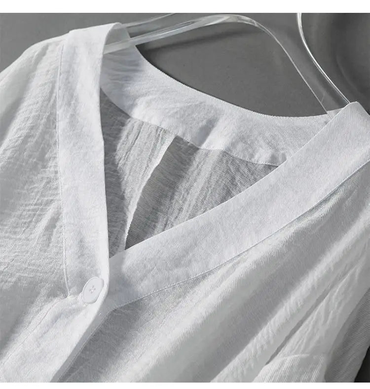 V-ringad texturerad blus med knappar för dam-Blouses for women-Fjallbarn