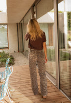 Vidbyxor med leopardmönster för dam-Pants for Women-Fjallbarn