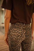 Vidbyxor med leopardmönster för dam-Pants for Women-Fjallbarn